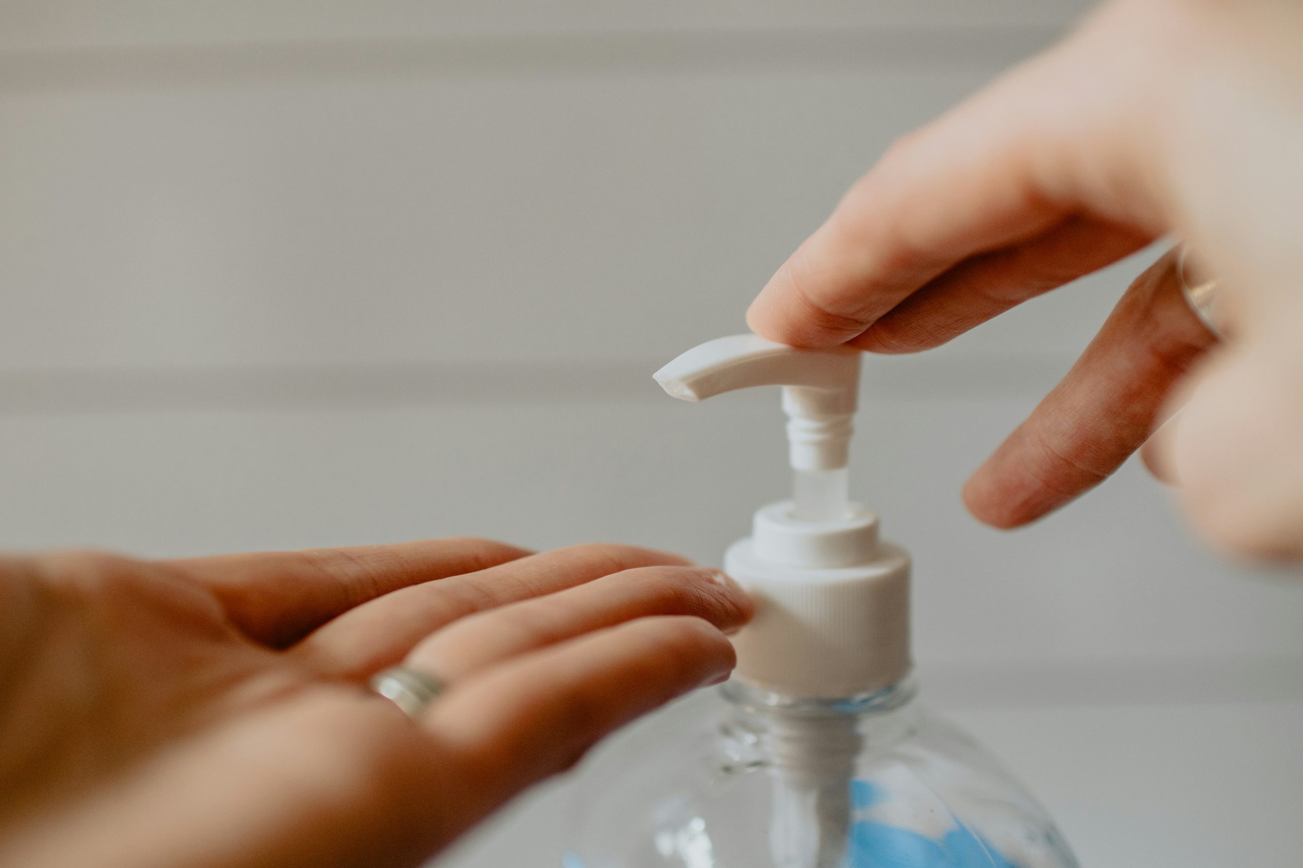 how does a portable hand washing station work